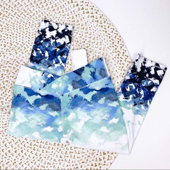 NWT Fabletics Winn Blue White Powerhold Capri - Picture 2 of 6